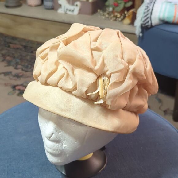 Dusty pink champagne Beige 50s gathered ruffly hat Wedding Motherofbride pillbox - Picture 1 of 7